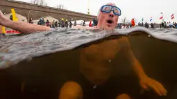Ekspresi peserta saat mengikuti kompetisi renang di air es dari sungai Neva selama Big Neva Cup of Ice Swimming di St.Petersburg, Rusia, 2 Maret 2019. Sekitar 150 dari 12 negara ambil bagian kompetisi renang dengan suhu - 6 Celcius. (AP/Dmitri Lovetsky)