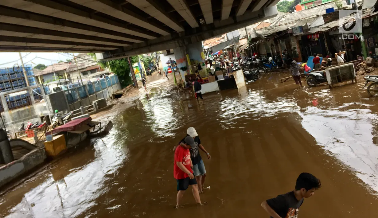 Pemadangan di kolong Flyover Rawajati, Jakarta, Selasa (6/2). Warga memilih mengungsi ke kolong Flyover Rawajati karena takut banjir susulan. (Liputan6.com/Immanuel Antonius)