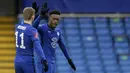 Striker Chelsea, Callum Hudson-Odoi, melakukan selebrasi bersama Timo Werner, usai mencetak gol ke gawang Morecambe pada laga Piala FA di Stadion Stamford Bridge, Minggu (10/1/2021). Chelsea menang dengan skor 4-0. (AP/Matt Dunham)