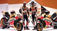 Dua pembalap Repsol Honda, Marc Marquez (kiri) dan Jorge Lorenzo (kanan), diperkenalkan sebagai pembalap untuk MotoGP 2019 di Madrid, Rabu (23/1/2019). (AFP/Pierre-Philippe Marcou)