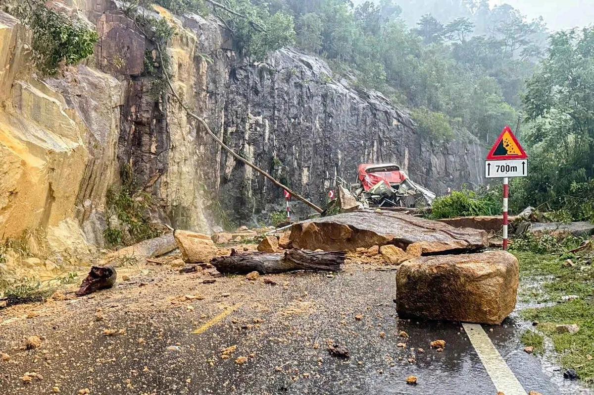 FOTO: Ngerinya Tanah Longsor Menghantam Bus di Jalur Pegunungan Vietnam, Enam Tewas