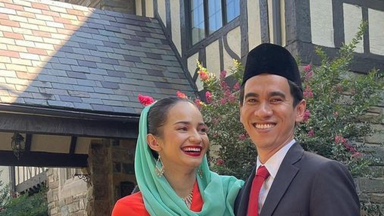 Menetap di Amerika Kini, Gaya Enzy Storia dan Pasangan Saat Hadiri Upacara Kemerdekaan di Washington DC - Tampilan Kebaya Memikat Perhatian