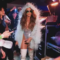 Intip penampilan energik Jennifer Lopez di Coachella 2026 (@jlo_fans_bolivia)