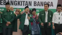 Ketua Umum Partai Kebangkitan Bangsa (PKB) Muhaimin Iskandar (tengah) bersama pengurus partai menggelar peringatan Hari Lahir (Harlah) ke-17 PKB di Kantor DPP PKB, Jakarta, Kamis (23/7/2015). (Liputan6.com/Faizal Fanani)