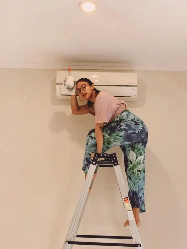 Potret Marion Jola Saat Cat Rumah Sendiri. (Sumber: Instagram/lalamarionmj)