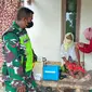 TNI ikut mengawal pelaksanaan vaksinasi door to door di Tuban. (Ahmad Adirin/Liputan6.com)