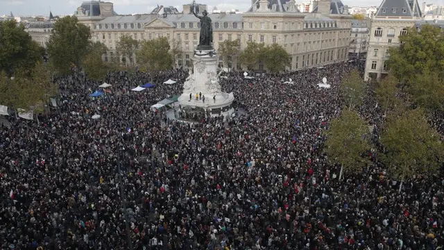 Ratusan orang berkumpul di alun-alun Republique selama demonstrasi pada hari Minggu 18 Oktober 2020 di Paris.