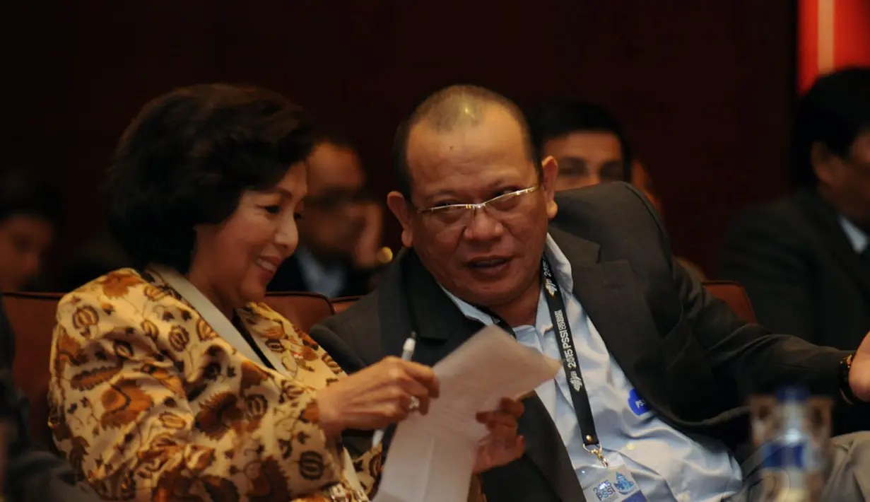 Ketua Komite Olimpiade Indonesia, Rita Subowo (kiri) berbincang dengan Wakil Ketua Umum PSSI, La Nyalla Mattalitti di sela-sela pembukaan Kongres Tahunan PSSI di Hotel Borobudur, Jakarta (4/1/2015). (Liputan6.com/Helmi Fithriansyah)