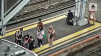 Calon penumpang KRL Commuter Line saat menunggu jadwal kereta di Stasiun Tanah Abang, Jakarta, Selasa (2/5/2023). (merdeka.com/Iqbal S. Nugroho)