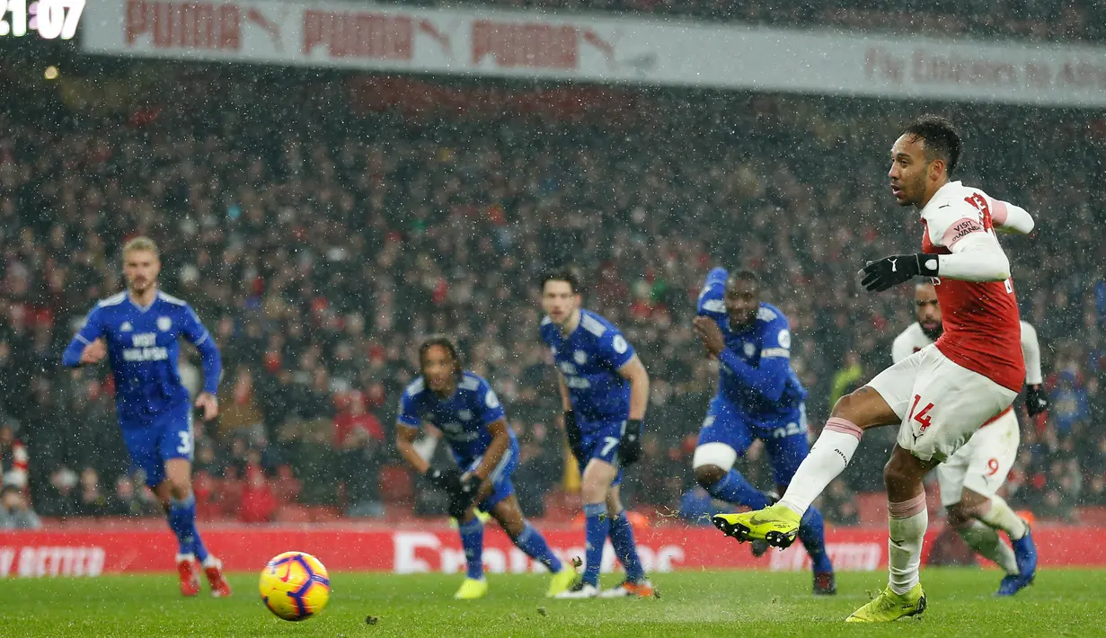 Striker Arsenal, Pierre-Emerick Aubameyang, melepaskan tendangan penalti ke gawang Cardiff City pada laga Premier League di Stadion Emirates, Rabu (30/1). Arsenal menang 2-1 atas Cardiff City. (AFP/Ian Kington)