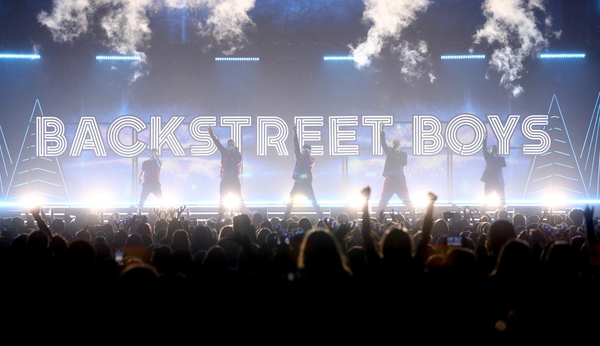 Personil Backstreet Boys Brian Littrell, Nick Carter, AJ McLean, Kevin Richardson, dan Howie Dorough saat tampil di atas panggung selama Jingle Ball 2022 iHeartRadio KISS108 di TD Garden di Boston, Massachusetts (11/12/2022).  (Adam Glanzman/ Getty Images untuk iHeartRadio/AFP)