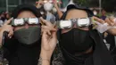 Terakhir, fenomena ini bisa dilihat pada 3 November 2013 di Amerika Selatan. Pada tahun ini tanggal 20 April 2023 gerhana matahari hibrida kembali bisa diamati dan lokasinya berada di Indonesia. (AP Photo/Tatan Syuflana)