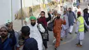 Umat muslim memperlihatkan kartu mereka ketika tiba untuk mengamati itikaf atau berdiam di masjid dan menyembah Allah pada sepuluh hari terakhir bulan Ramadan di sebuah masjid di Karachi, Pakistan, Minggu (26/5/2019). (AP Photo/Fareed Khan)