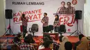 Cawagub DKI Jakarta, Djarot Saiful Hidayat didampingi istrinya, Happy Farida berbincang dengan relawan di Rumah Lembang, Jakarta, Selasa (22/11). Djarot menggantikan Ahok dalam menerima aduan dan dukungan warga serta pendukung (Liputan6.com/Faizal Fanani)