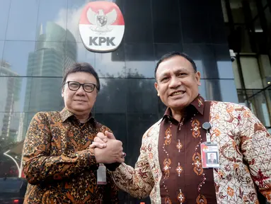 Menpan-RB Tjahjo Kumolo (kiri) dan Ketua KPK Firli Bahuri berjabat tangan usai melakukan pertemuan di Gedung KPK, Jakarta, Jumat (6/3/2020). Pertemuan membahas program Strategi Nasional Pencegahan Korupsi (Stranas PK) khususnya di Kemenpan-RB dan keseluruhan. (merdeka.com/Dwi Narwoko)