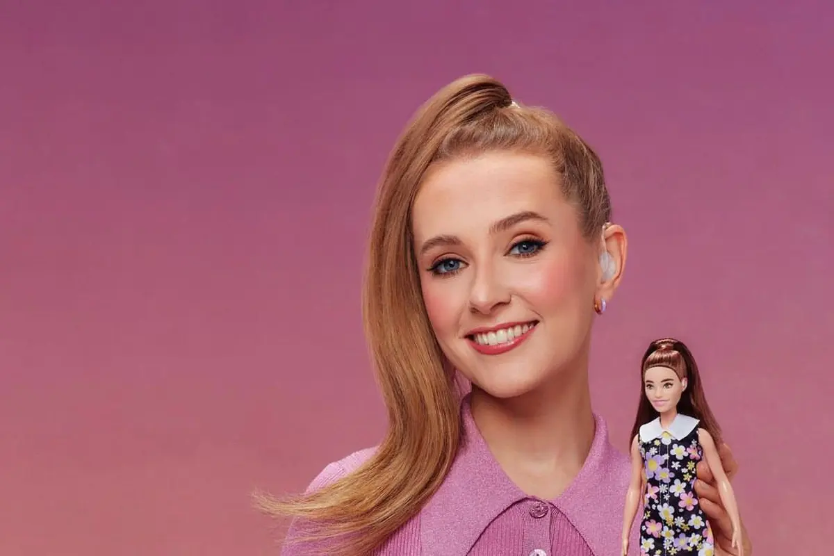 Aktris Tuli dari Inggris, Rose Ayling-Ellis bersama Barbie pengguna alat bantu dengar.