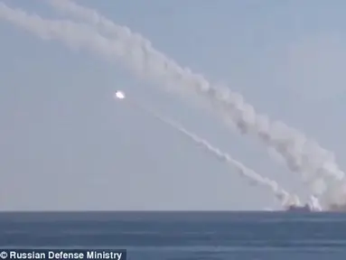 Sebuah gambar yang di rilis oleh Kementerian Pertahanan Rusia saat penyerangan terhadap Militan ISIS di Suriah dengan menggunakan rudal dari kapal selam Militer Rusia. (Dailymail.co.uk)