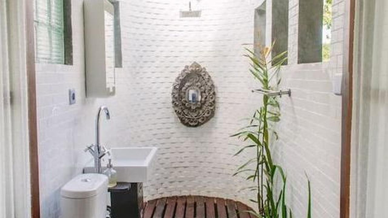 10. Desain Kamar Mandi Mediterania dengan Lantai Batu Alam<br>