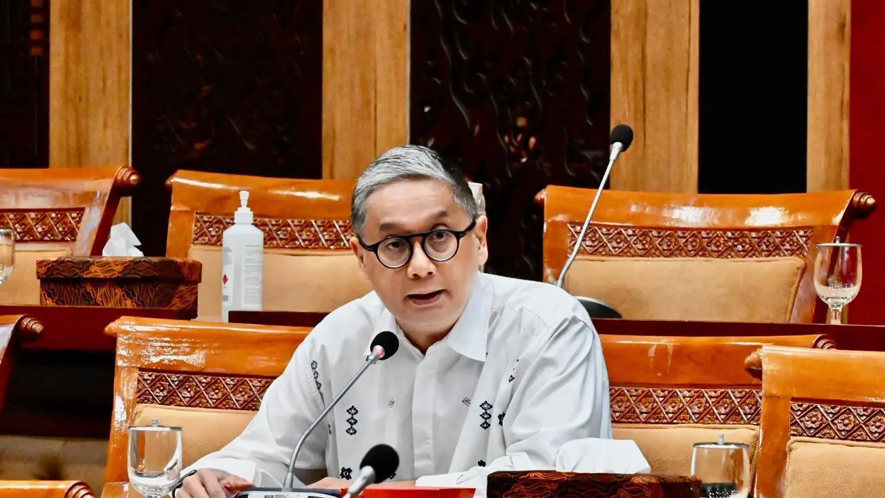 Anggota Komisi VII DPR RI dari Fraksi PDI Perjuangan, Putra Nababan saat mengikuti Rapat Dengar Pendapat di Kompleks DPR/MPR. (Istimewa)