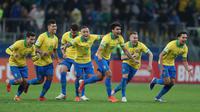 Pemain Brasil merayakan kemenangan mereka atas Paraguay di akhir laga perempat final Copa America 2019  di Arena do Gremio, Porto Alegre, Brasil, Kamis (27/6/2019). Brasil melaju ke semifinal Copa America 2019 setelah menaklukkan Paraguay lewat adu penalti. (AP Photo/Natacha Pisarenko)