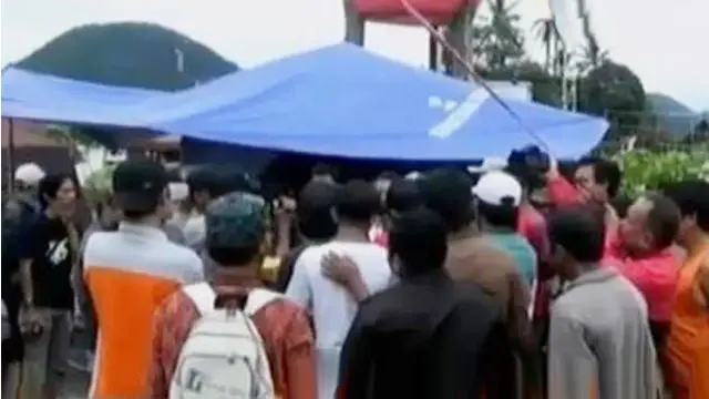 Dengan perut keroncongan, puluhan korban banjir bandang menyerbu posko banjir.