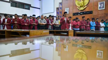 Mahasiswa dari berbagai perguruan tinggi bersama anggota kepolisian melaksanakan salat gaib di Gedung Dewan Perwakilan Rakyat Aceh (DPRA), Jumat (27/9/2019). Doa dan salat gaib itu untuk 2 mahasiswa Universitas Halu Oleo Kendari yang tewas saat demo, Randi dan Yusuf. (CHAIDEER MAHYUDDIN/AFP)