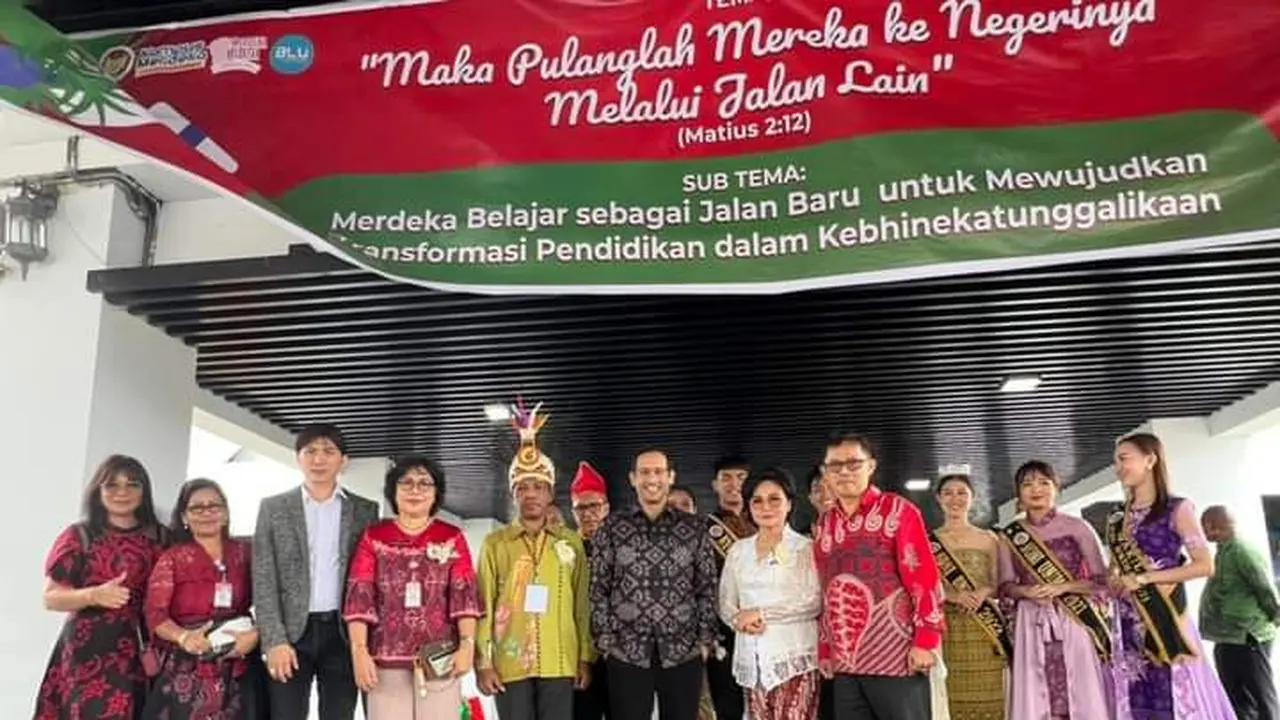 Mendikbudristek RI Nadiem Anwar Makarim foto bersama usai perayaan Natal di kampus Unima di Tondano, Minahasa, Sulut.