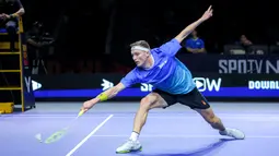 Pebulu tangkis Denmark, Viktor Axelsen dari tim Lightning berusaha menjangkau kok dalam laga tunggal putra Badminton XL 2025 melawan Kodai Narakoa dari tim Rockets di Istora Senayan, Jakarta, Sabtu (04/10/2025). (Bola.com/Bagaskara Lazuardi)