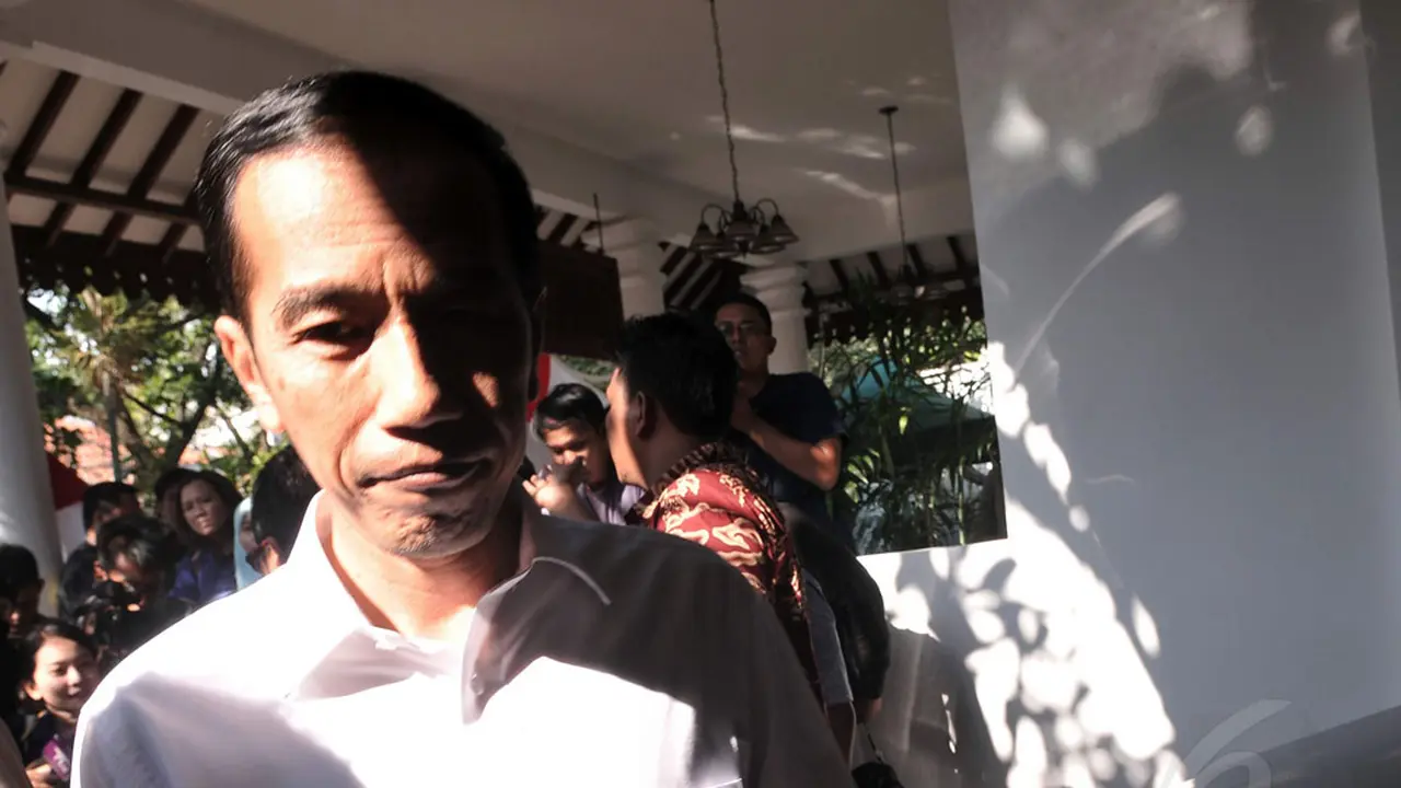 Salah Tanda, Jokowi Tersipu