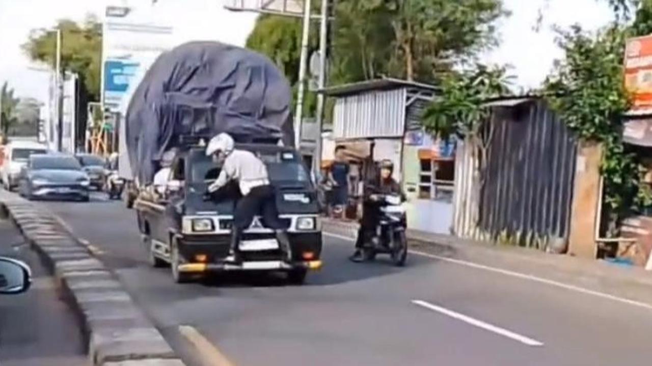 Viral Petugas Dishub Kota Depok Nempel di Mobil Pikap dan Terbawa hingga 400 Meter