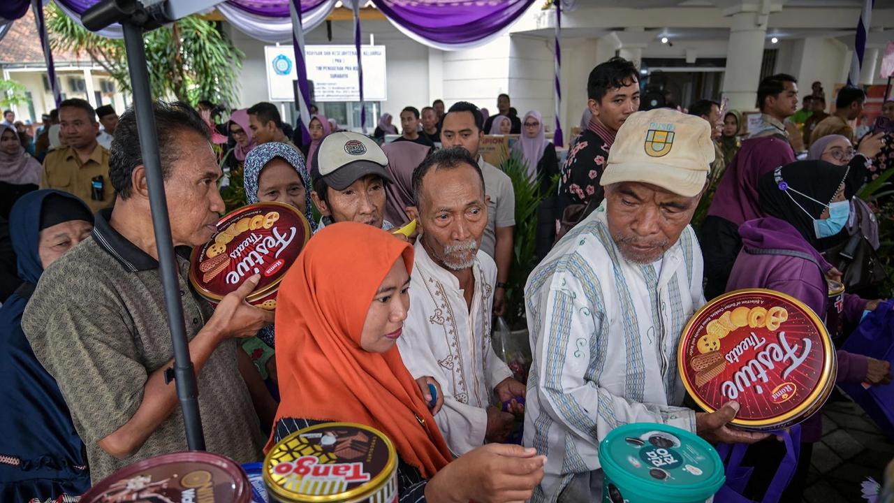 FOTO: Antusiasme Warga Sambut Aksi Sosial Ramadan di Surabaya