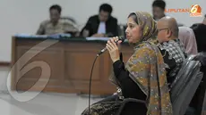 Dalam persidangan, Ayu Azhari membantah jika dirinya memiliki hubungan khusus dengan Ahmad Fathanah (Liputan6.com/ Herman Zakharia)