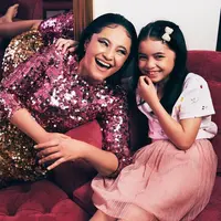 Soal preferensi gaya, Marshanda dan Sienna seringkali tampil dengan gaya feminin. [Foto: IG/marshanda99].