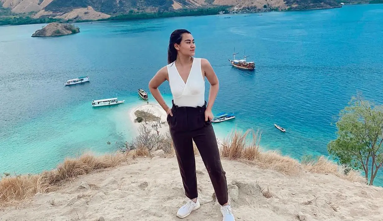 Outfit bertema black and white juga menjadi andalan Aaliyah agar tetap terlihat stylish. (Liputan6.com/IG/@aaliyah.massaid)