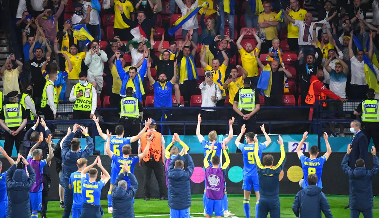 Para pemain Ukraina merayakan kemenangan atas Swedia usai pertandingan babak 16 besar Euro 2020 di Stadion Hampden Park, Glasgow, Selasa (29/6/2021). Ukraina menang 2-1. (AP Photo/Andy Buchanan, Pool)