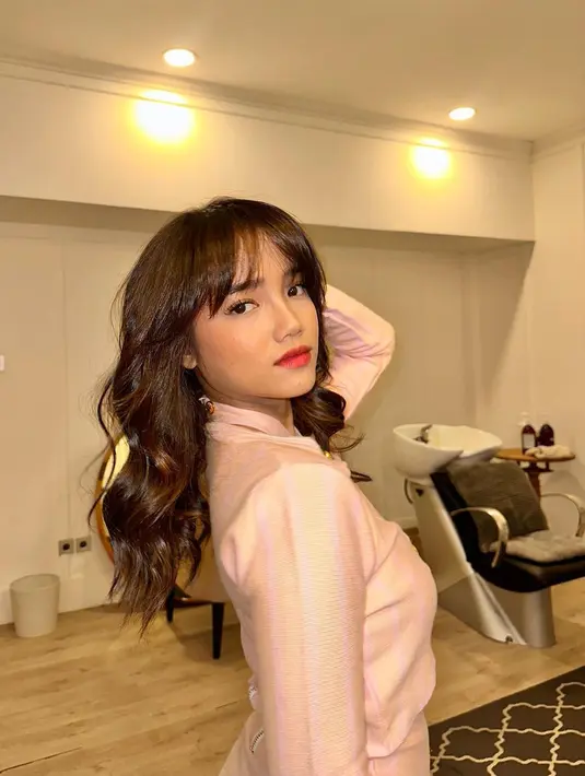 Dalam foto terbarunya, Fuji Utami justru terlihat lebih dewasa dengan outfit yang dikenakn [@fuji_an]