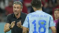 Pelatih kepala Spanyol,&nbsp;Luis Enrique (kiri) memberikan instruksi ke pemainnya, Jordi Alba saat laga 16 bersar Piala Dunia 2022 melawan Maroko yang berlangsung di Education City Stadium, Selasa (06/12/2022). (AP/Francisco Seco)