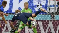 Kasper Schmeichel. Kiper Timnas Denmark berusia 34 tahun ini tampil saat kalah 0-1 dari Finlandia, 12 Juni 2021. Pada Euro 2012 ia tidak bermain karena hanya jadi cadangan Stephan Andersen. Di Euro 2016, Denmark tidak lolos ke putaran final. (Foto: AP/Pool/Stuart Franklin)