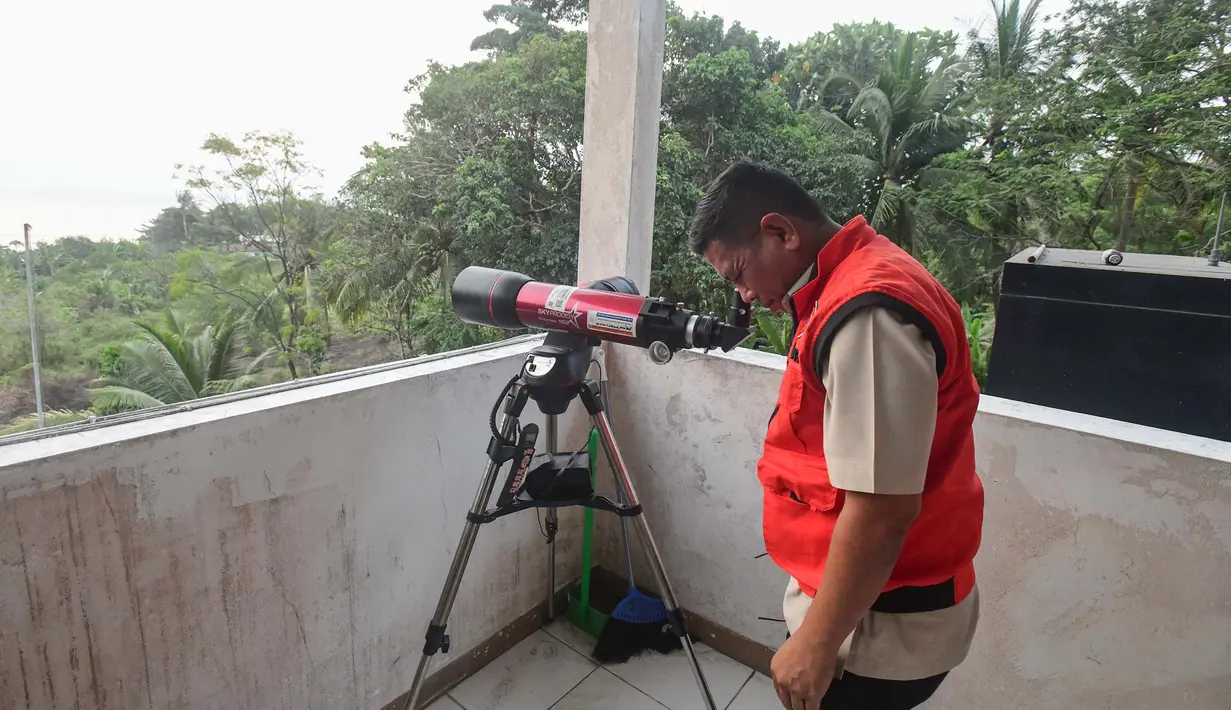 Gubernur Banten Andra Soni mengamati aktivitas Gunung Anak Krakatau melalui  alat teleskop di Pos Pemantau Gunung Anak Krakatau di Pasauran, Kabupaten Serang, Banten, Minggu, 6 September 2026. (KLY/Arie Basuki)