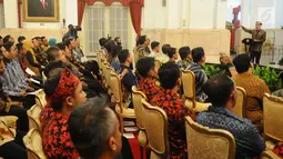 Presiden Joko Widodo memberikan pengarahan kepada para pendamping Program Keluarga Harapan (PKH) dalam Jambore Sumber Daya PKH di Istana Negara, Jakarta, Kamis (13/12). Jambore diikuti 598 peserta dari seluruh Indonesia. (Liputan6.com/Angga Yuniar)