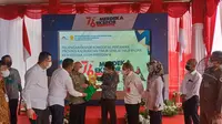 Serah terima plakat oleh Direktur Apical Group kepada Gubernur Kalimantan Timur di laksanakan di kantor PT Kutai Refinery Nusantara