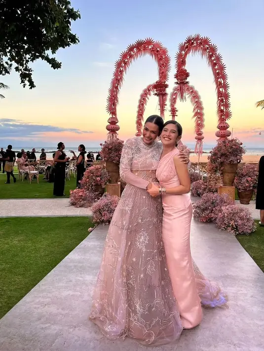 <p>Dian Sastro menjadi salah satu bridesmaid di pernikahan sahabatnya Adinia Wirasti dengan aktor asal Australia Michael Wahr. Foto: Instagram.</p>