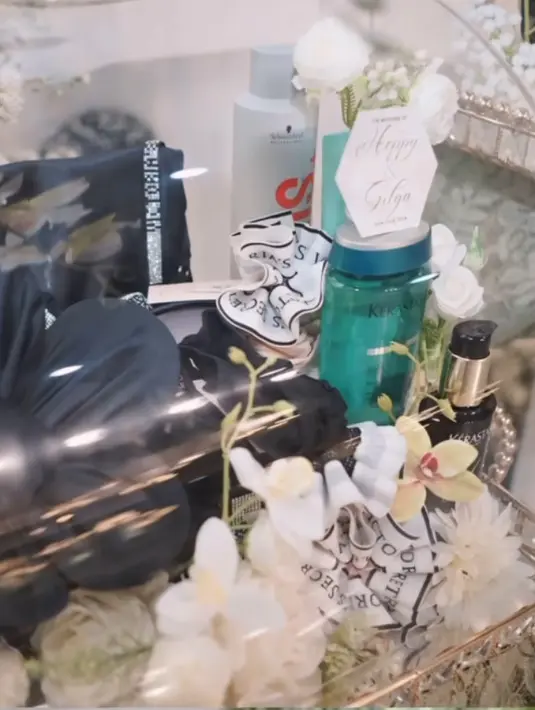 Seserahan pertama terlihat produk rambut dari Kerastase. Lalu ikat rambut Victoria Secret. [@ulfamerdekapartyplanner]