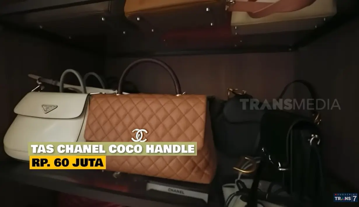 "Engga nyampe 100. Sekarang mah mendingan beli kebon daripada beli tas," kata Aura Kasih di kanal Youtube Atta Halilintar. [Youtube/TRANS7 OFFICIAL]