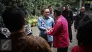 Ketua Umum Partai Amanat Nasional Zulkifli Hasan diterima kedatangannya oleh Sekjen PDIP Hasto Kristiyanto di kediaman Megawati di Jalan Teuku Umar, Jakarta, Selasa (22/11). (Liputan6.com/Faizal Fanani)
