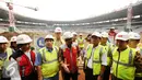 Wakil Gubernur DKI Jakarta, Djarot Saiful Hidayat (tengah) saat meninjau perkembangan renovasi Stadion GBK Jakarta, Selasa (18/10). Pengerjaan renovasi Stadion GBK ditargetkan selesai Oktober 2017. (Liputan6.com/Helmi Fithriansyah)
