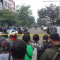 Puluhan masyarakat terlihat berkumpul di dekat garis polisi yang sejak mula sudah terbentang di lokasi ledakan. Hingga pukul 11.16, Jalan Astanaanyar Ayar masih ditutup. (Liputan6.com/ Dikdik Ripaldi)