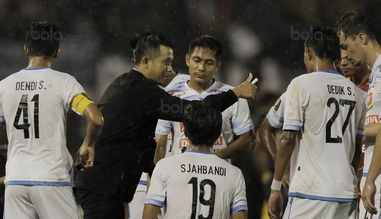 Pelatih Arema FC, Joko Susilo, saat pertandingan melawan Sriwijaya FC pada laga perempat final Piala Presiden di Stadion Manahan, Solo, Minggu, (4/2/2018). Sriwijaya FC menang 3-1 atas Arema FC. (Bola.com/M Iqbal Ichsan)