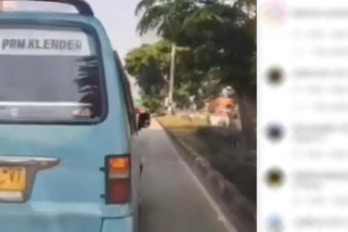 Aksi nekat supir angkot menghalangi jalan mobil ambulans di jalur khusus Transjakarta