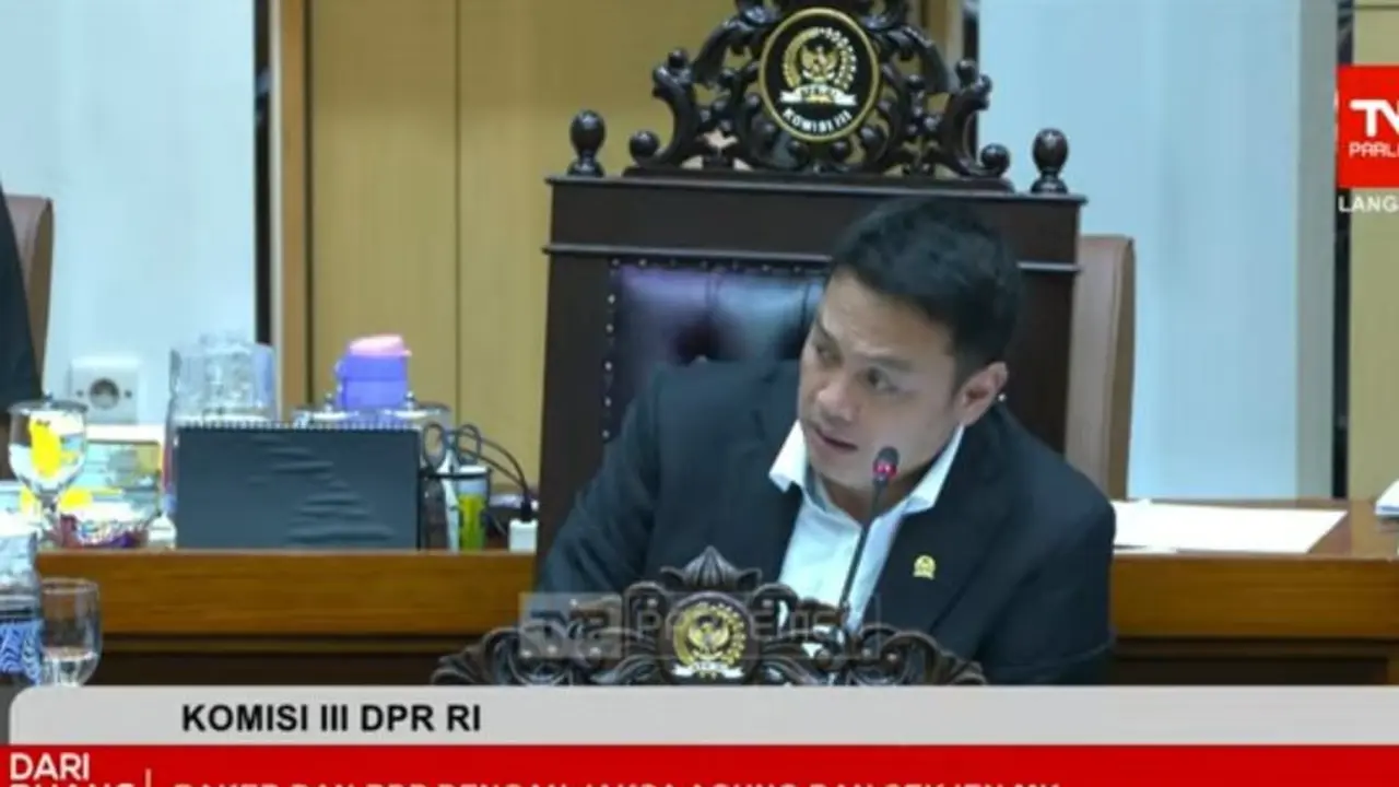 Wakil Ketua Komisi III Dede Indra Permana Soediro memimpin rapat kerja dan rapat dengar pendapat (RDP) bersama Kejaksaan Agung dan Mahkamah Konstitusi dalam persidangan pertama tahun 2026-2027 di Gedung Parlemen. (Istimewa)